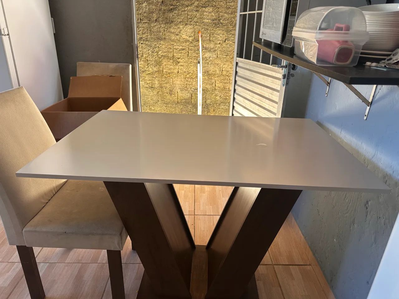 Mesa com tampo de madeira com quatro cadeiras 