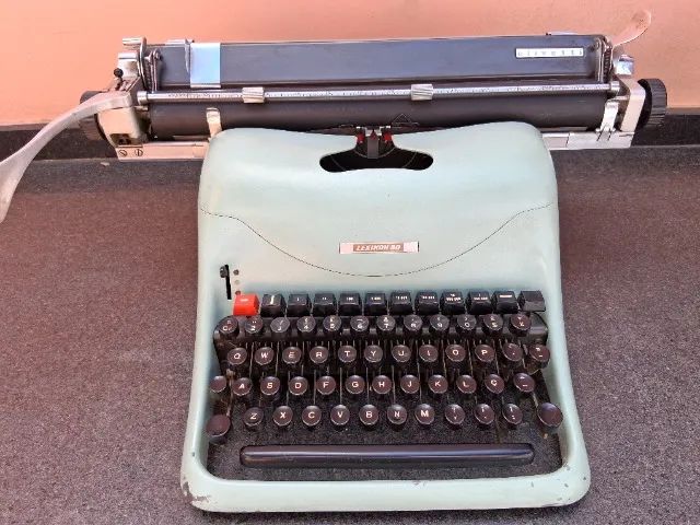 Máquina De Escrever Olivetti Lexikon 80