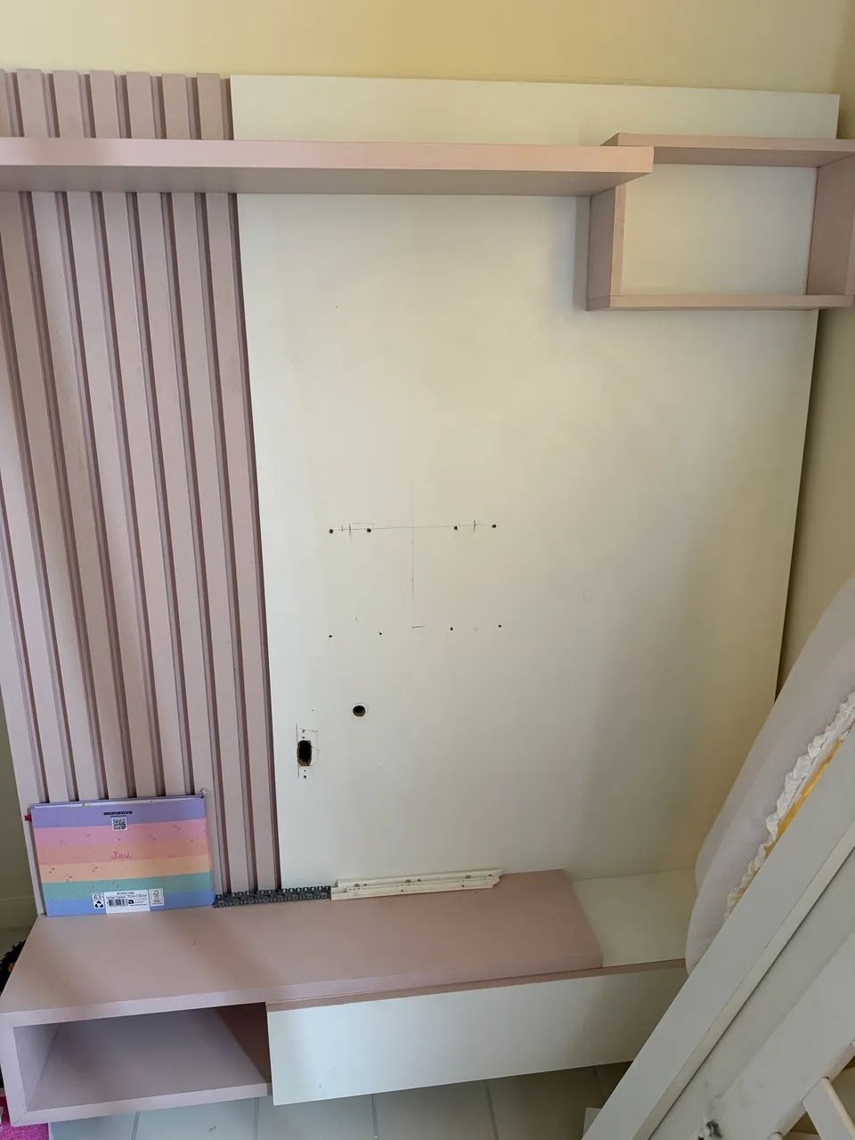 Rack para criança rosa e branco 