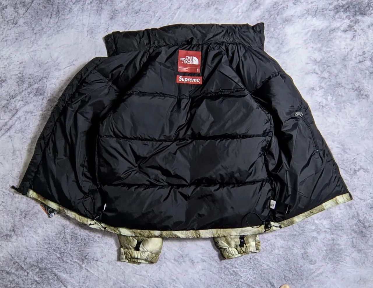 Jaqueta Puffer The North Face x Supreme Nuptse  - Foto 3