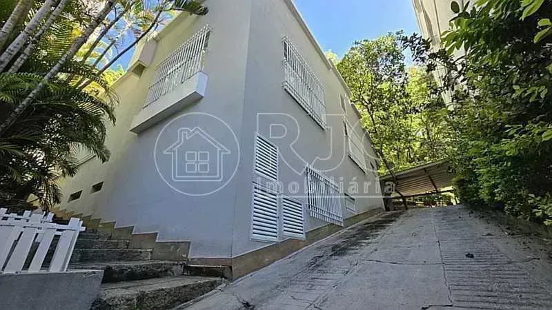 Belíssima residência reformada, 242 m2 - Piscina - amplo terreno