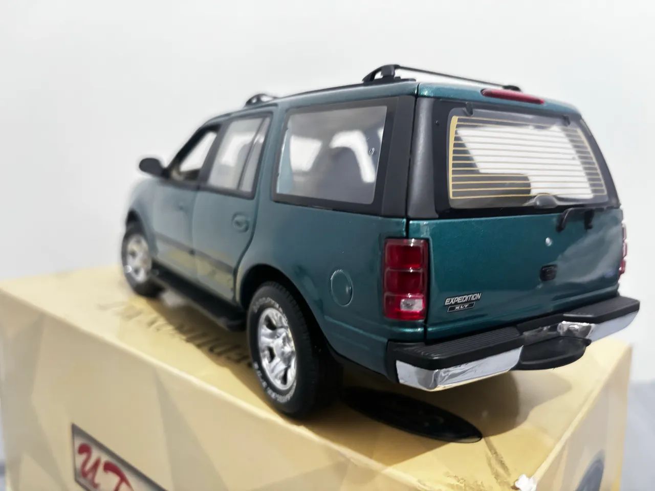 Kit 2 Ford Expedition 1:18 com sistema de luzes - Hobbies e