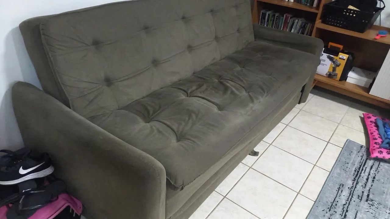 Sofa com o tecido muito bom, apenas essa parte pra restaurar a espada e cintas de apoio - Foto 4
