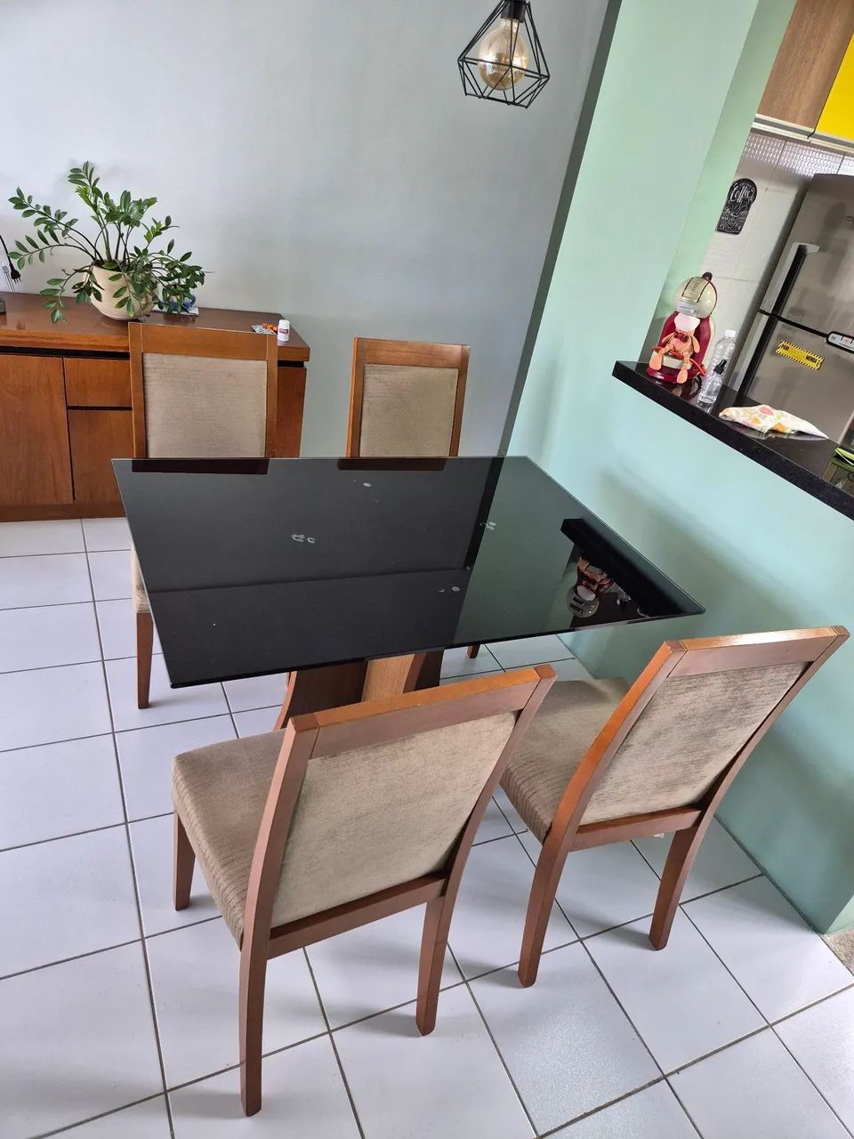 Mesa de madeira maciça e tampo de vidro com 4 cadeiras