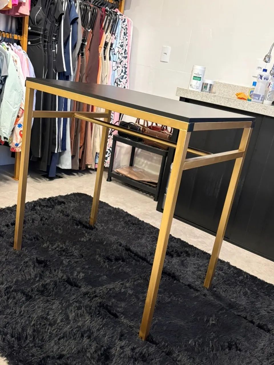 Mesa expositora para loja com arara - Foto 3
