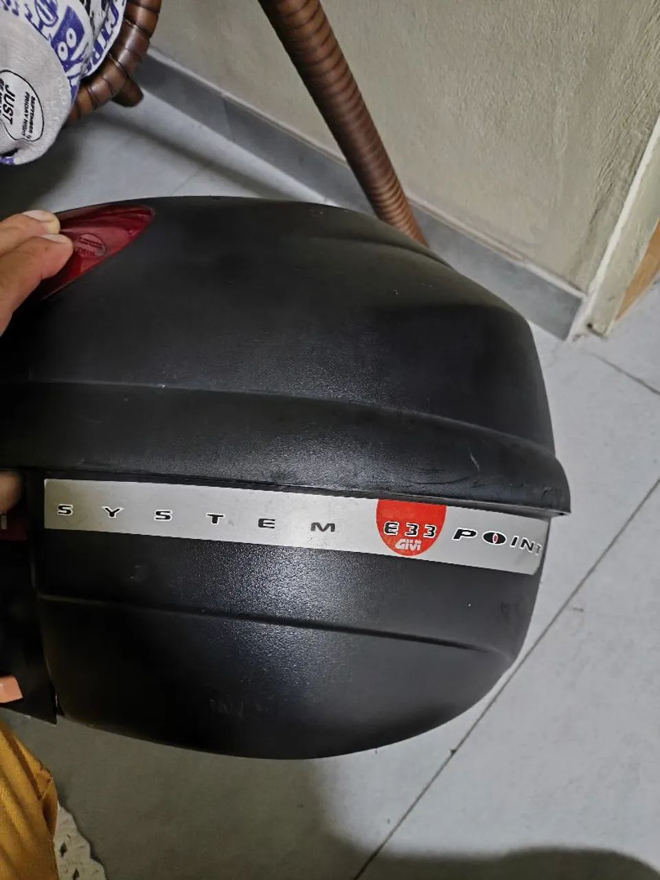 Vendo bau Give 33L, duporte com parafusos e travas