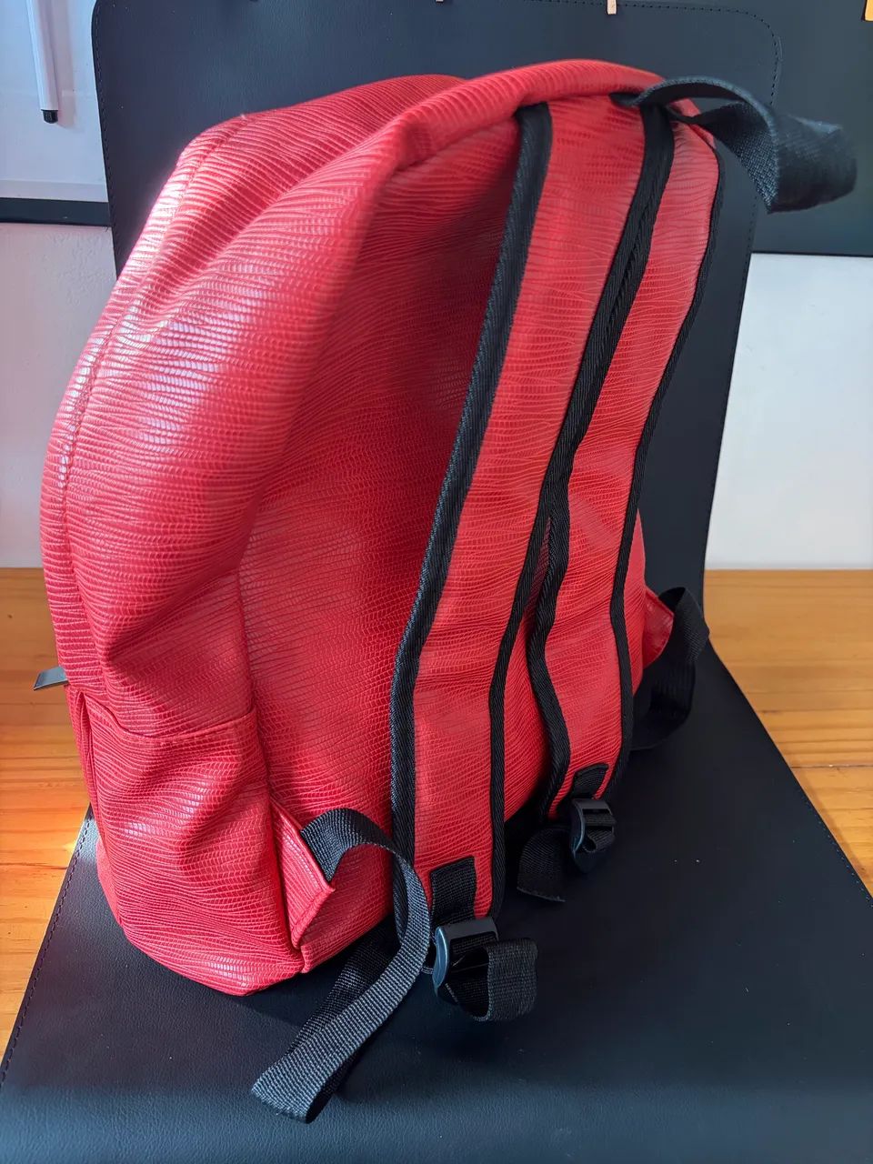 Mochila Vermelha com textura  - Foto 3