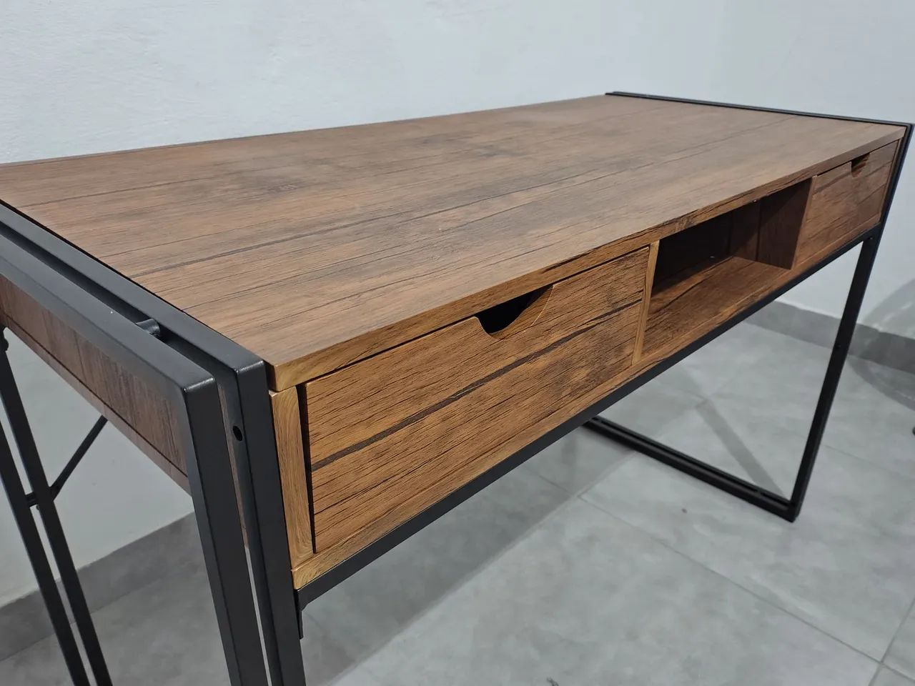 Mesa Escrivaninha Estilo Industrial com 2 Gavetas e Nicho - Foto 2