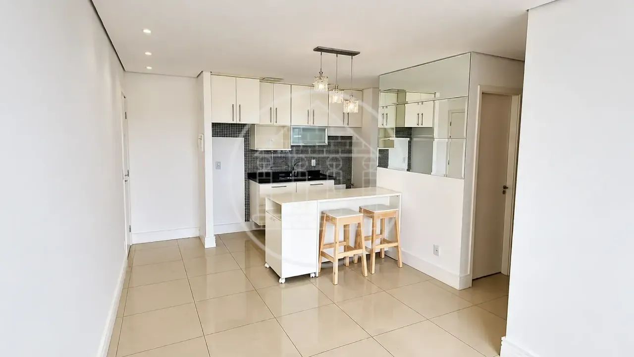 Apartamento com 2 quartos, sacada e 1 vaga para locação no Socorro