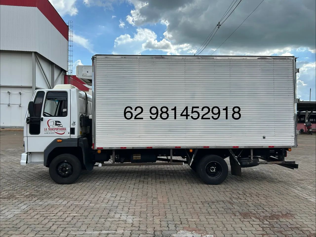Vendo caminhão Ford cargo 816 baú gancheira  - Foto 2