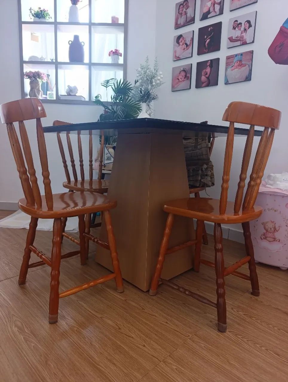 Mesa com 4 cadeiras de madeira. - Foto 3