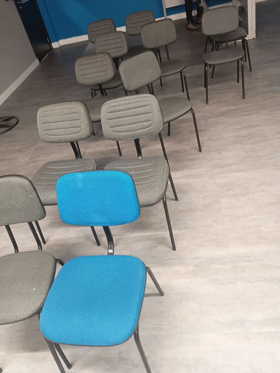 cadeiras de sala de espera aula igrejas - Foto 3