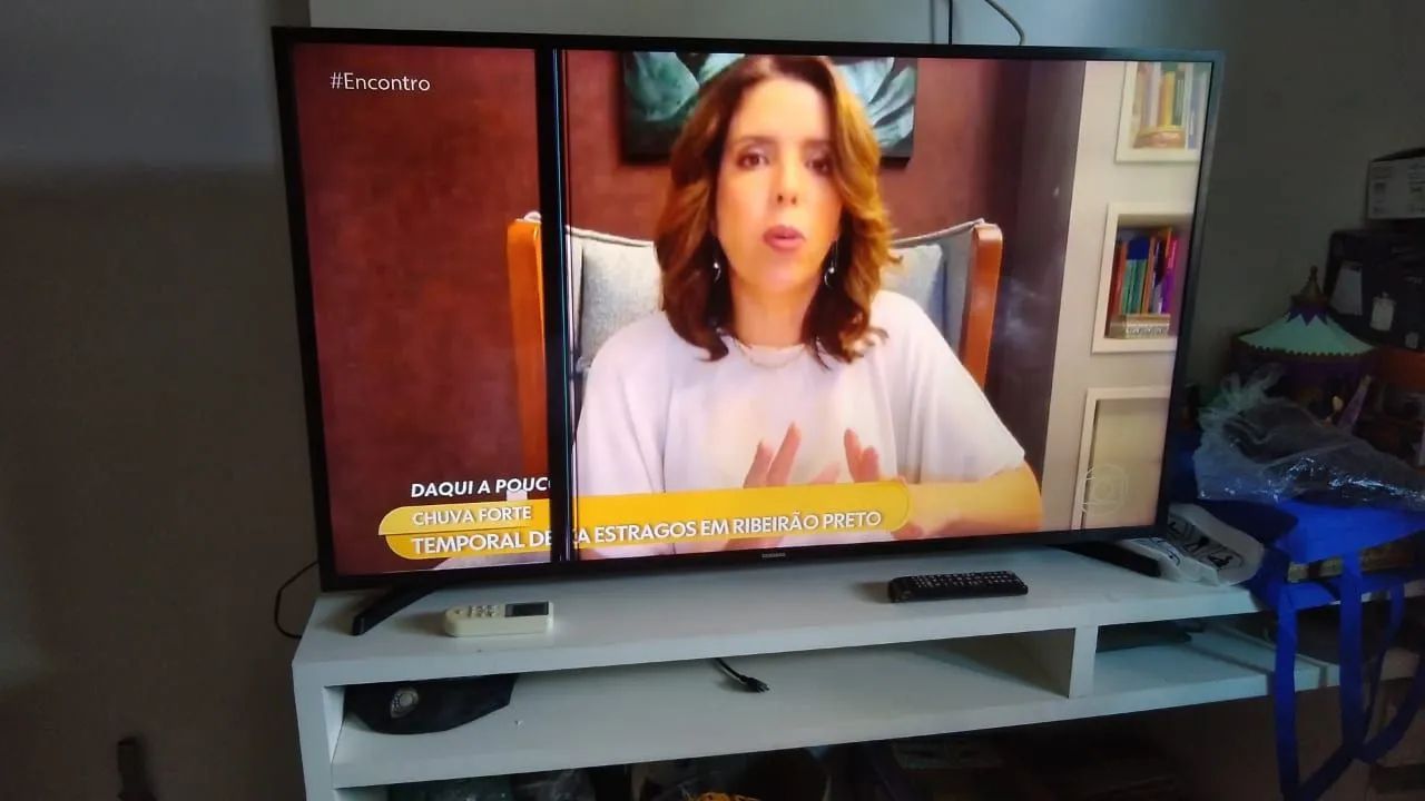 Vendo uma TV smart Samsung 49 polegadas por 400 reais 