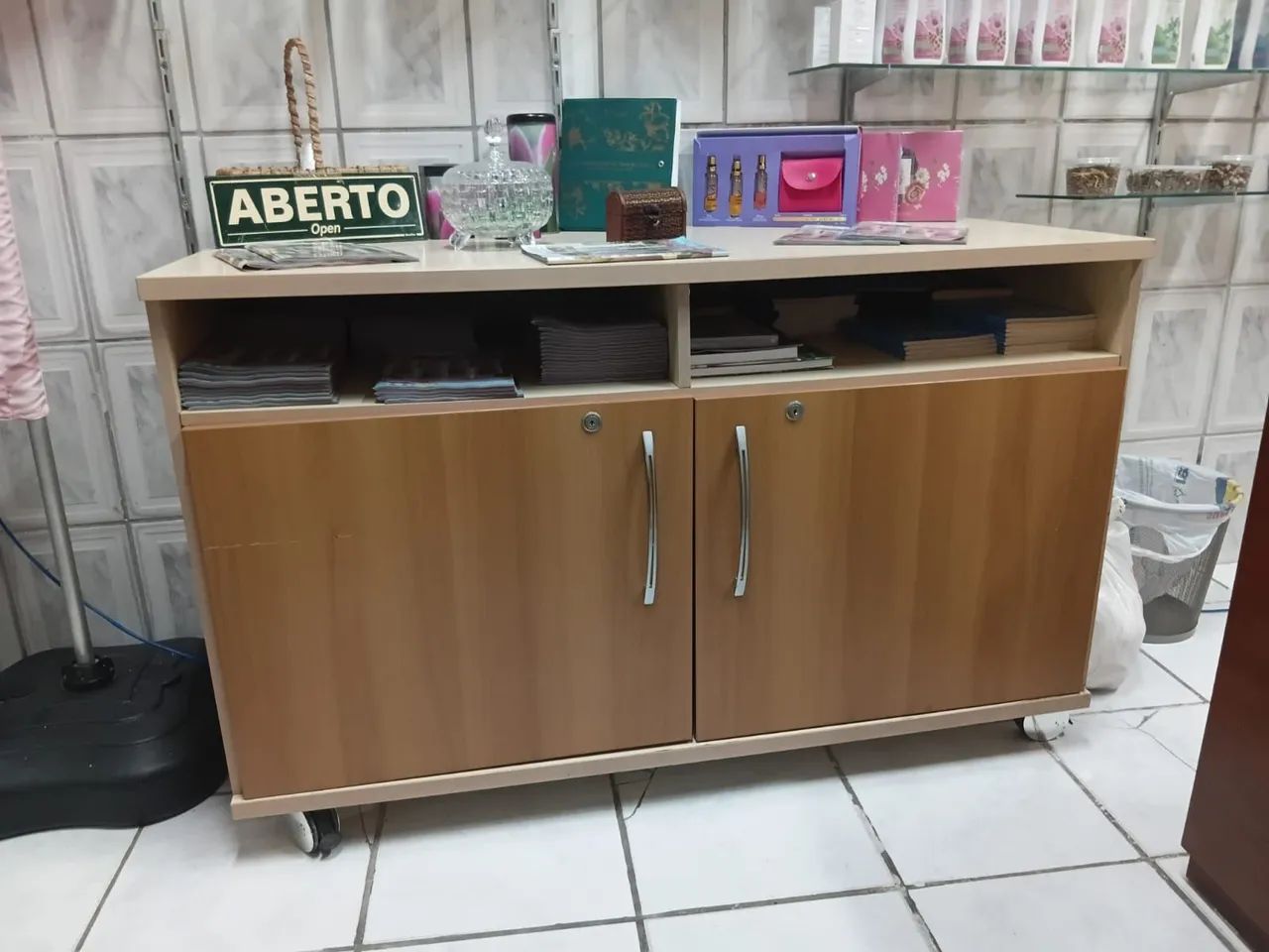 Balcão Criare com 2 Portas, Rodízios e Prateleira Interna - Foto 2