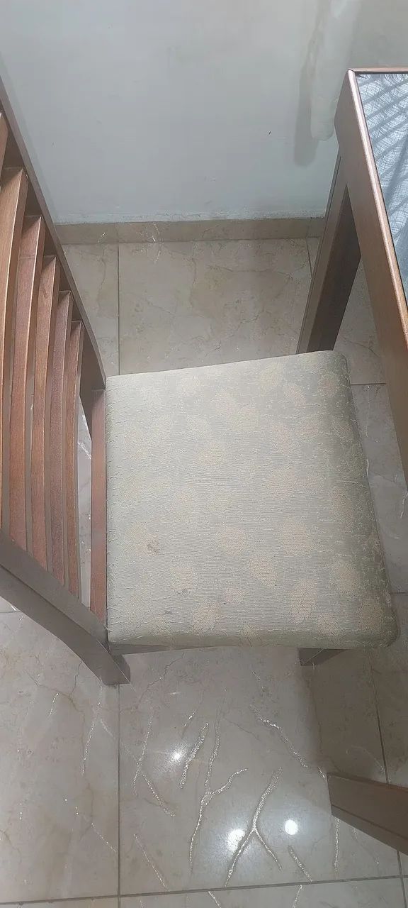 Mesa com quatro cadeiras em madeira com tampo de vidro.  - Foto 4