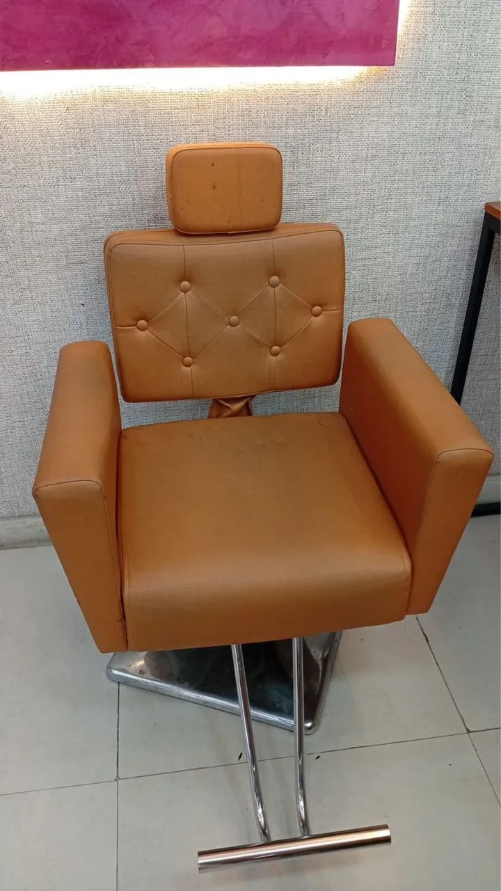 Moveis de salao / espelhos, cadeira e lavatório  - Foto 2