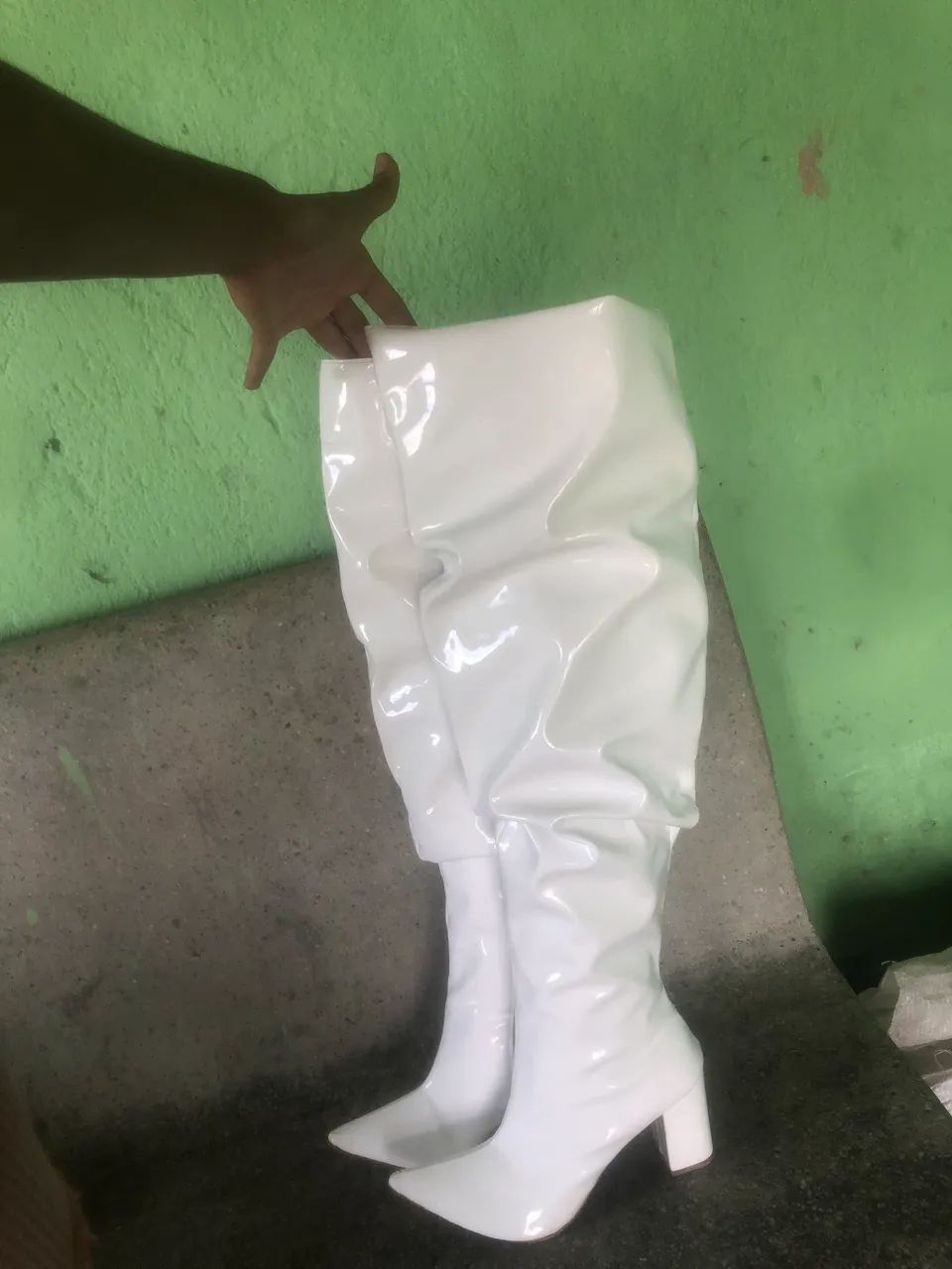 Bota cano alto branca over verniz 
