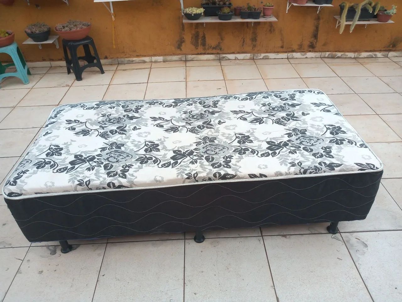 BASE BOX SOLTEIRO COM MOLAS EM ÓTIMO ESTADO 