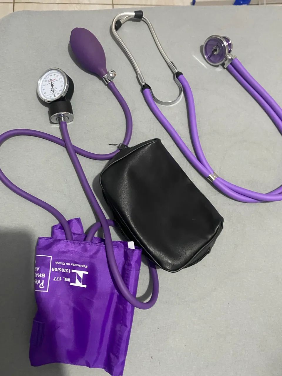 kit com estetoscópio e aparelho de pressão - Foto 2