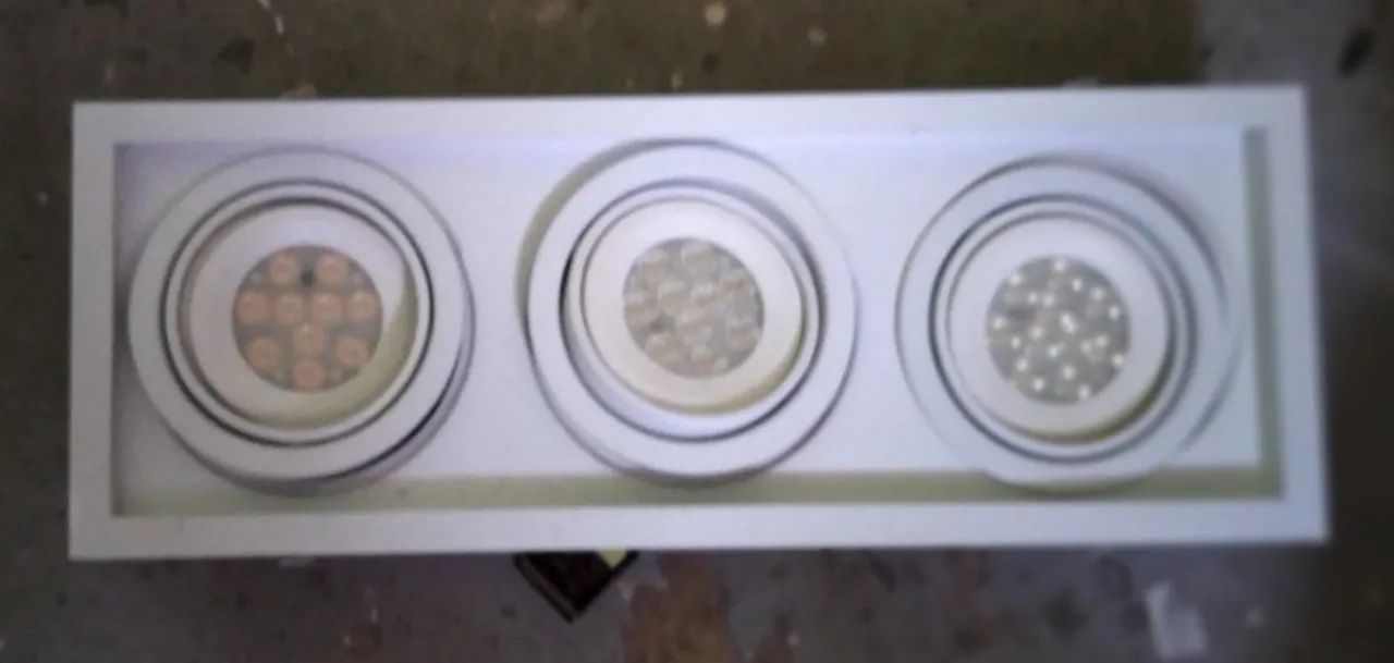 Luminária com lâmpadas AR 111
