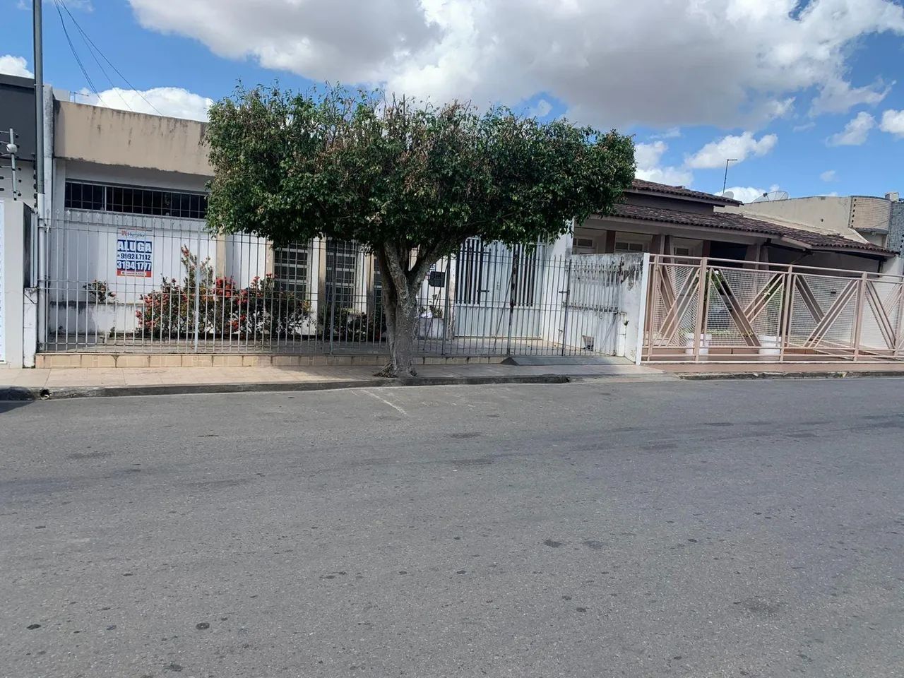 Casa bem localizada, à venda e para locação, Centro, Itabaiana, SE.