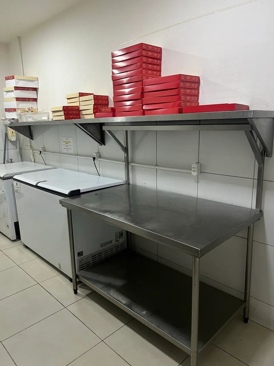 Mesa inox com prateleira 
