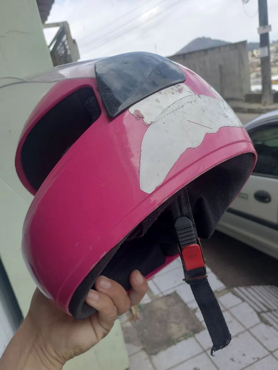 Capacete barato.