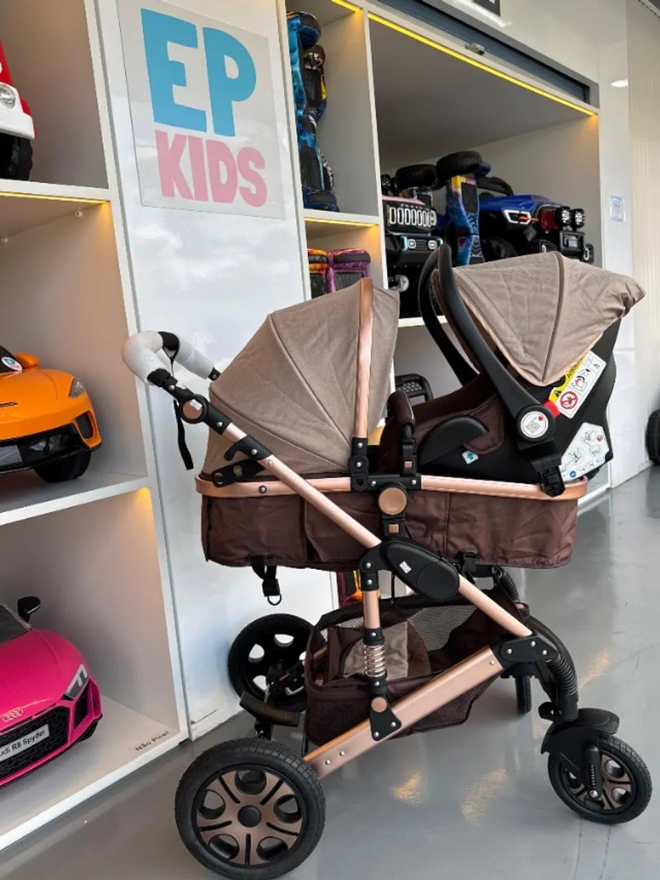 Carrinho de Bebê Luxo, Modelo Europeu com Moisés