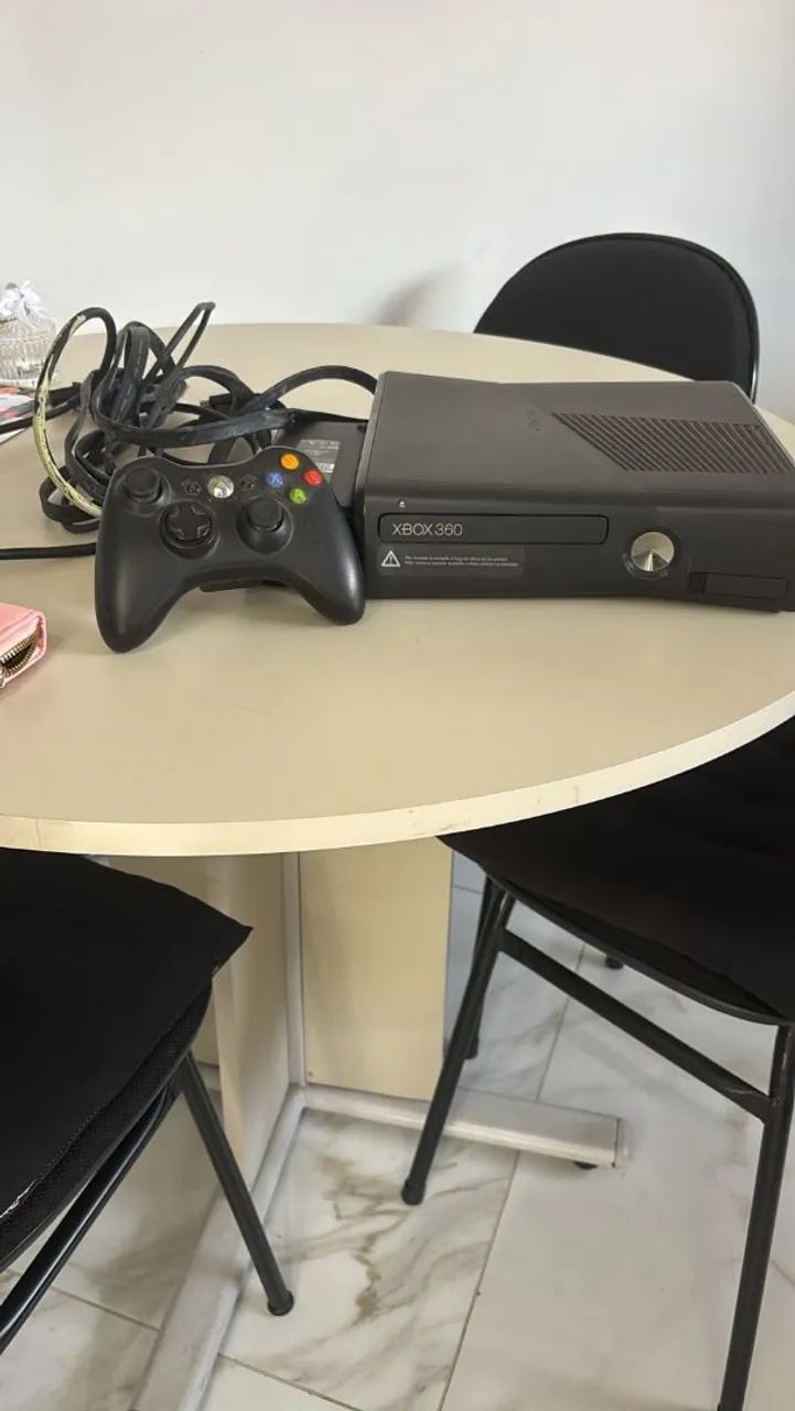 Xbox 360 com controle e acessórios