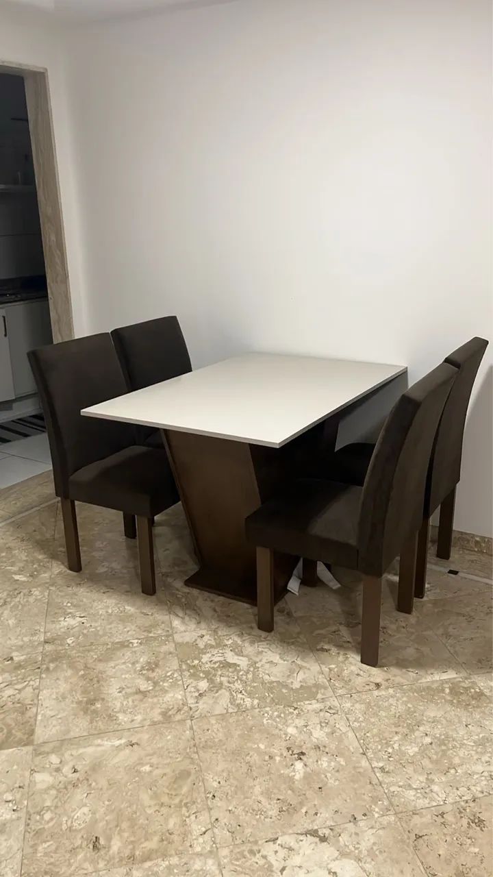 Mesa com 4 cadeiras