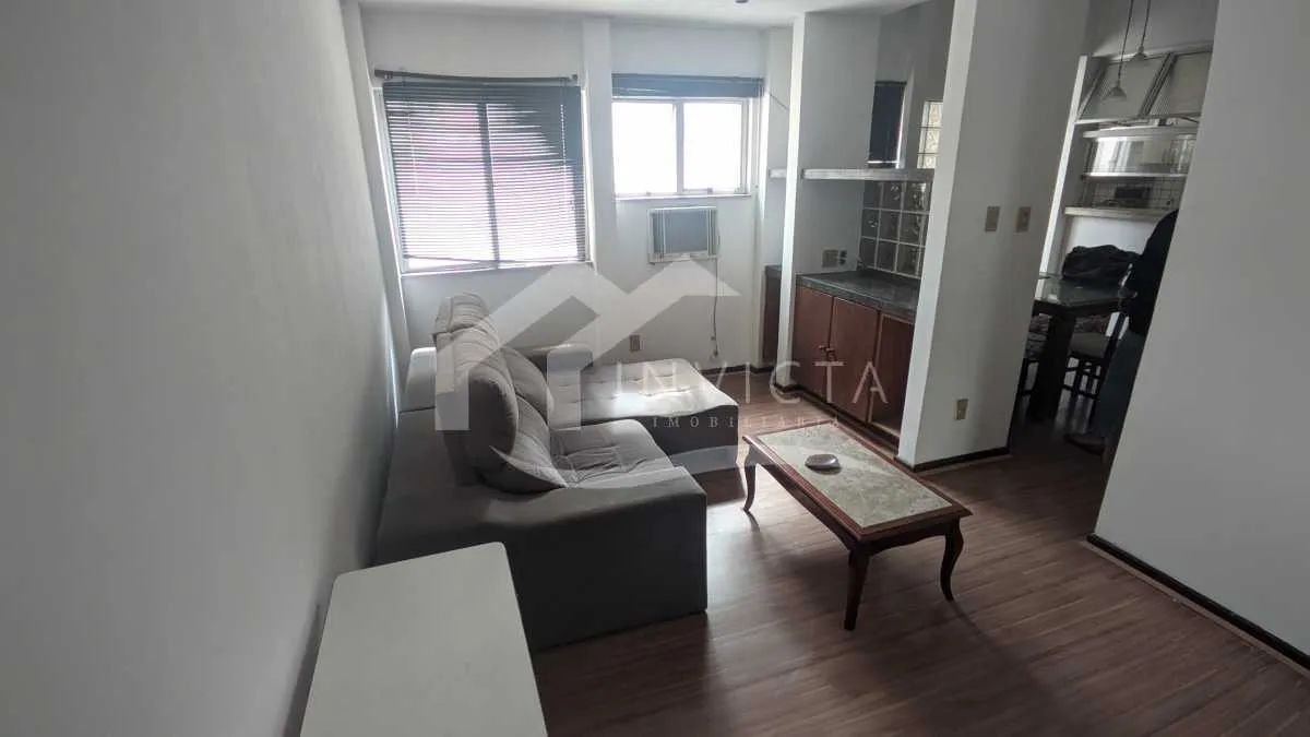 QUARTO/SALA AMPLO À 150 METROS DA PRAIA
