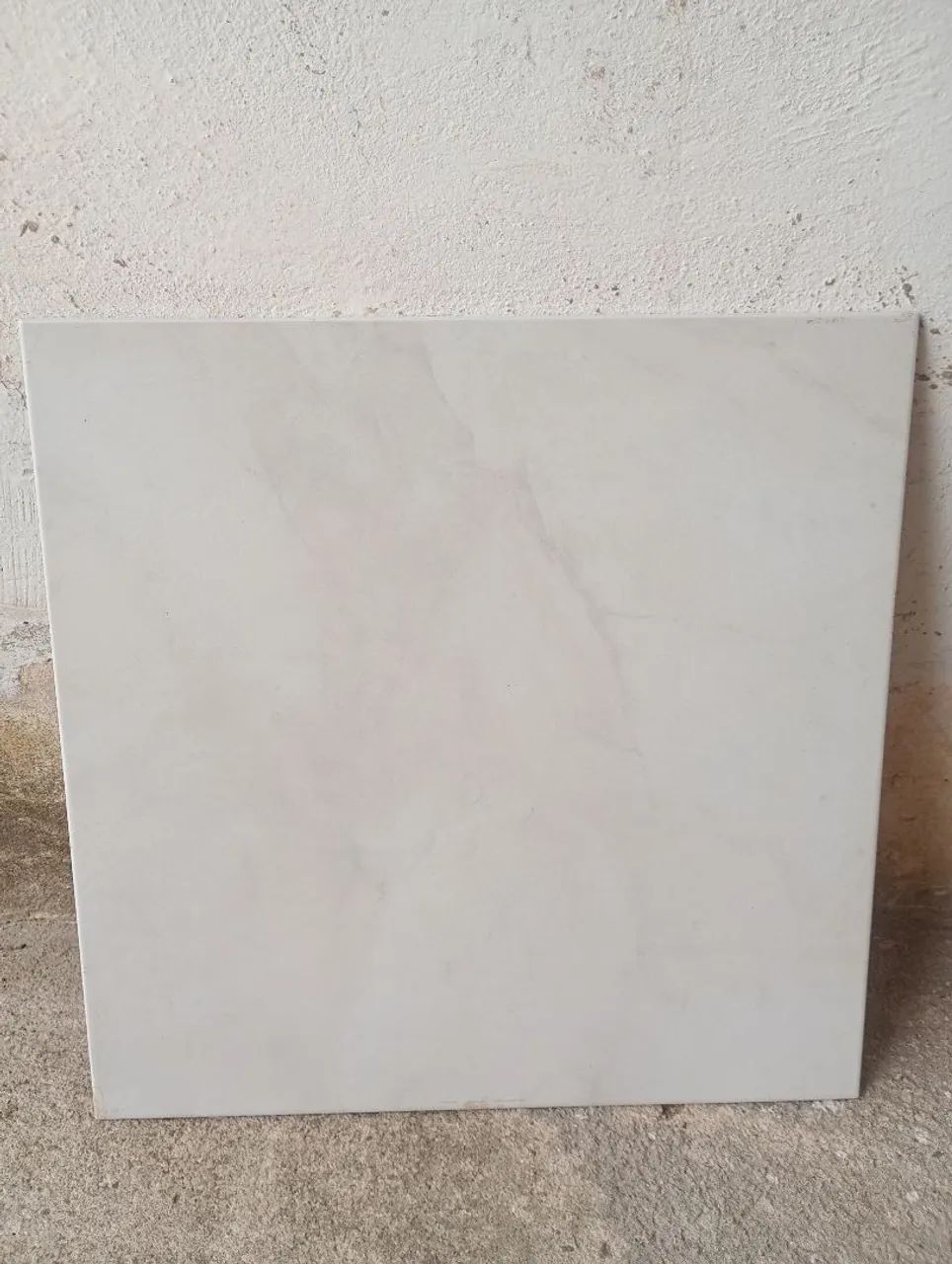 Piso de Cerâmica branco rajado