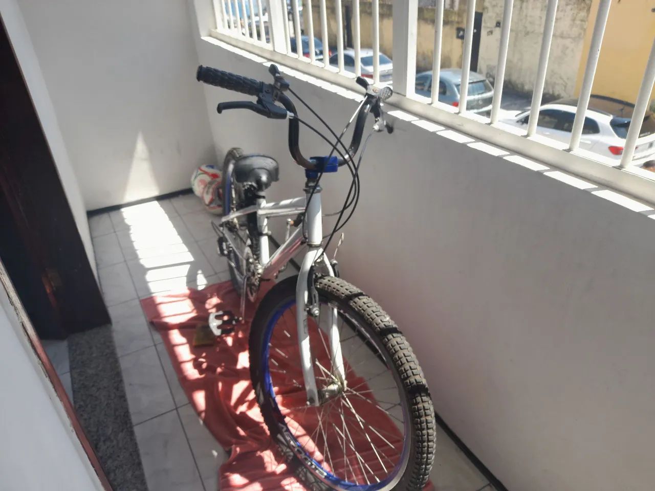 Bicicleta aro 24, banco gta, marcha três velocidades, com tranca e banco cairu de brinde - Foto 3
