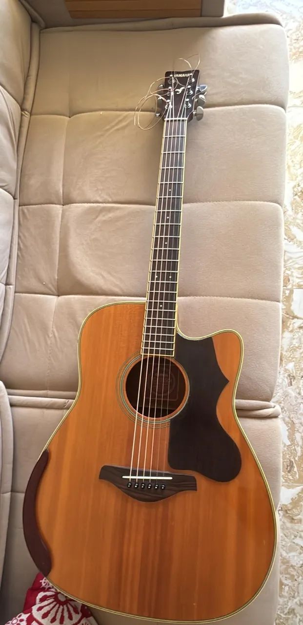 Violão Yamaha eletroacústico