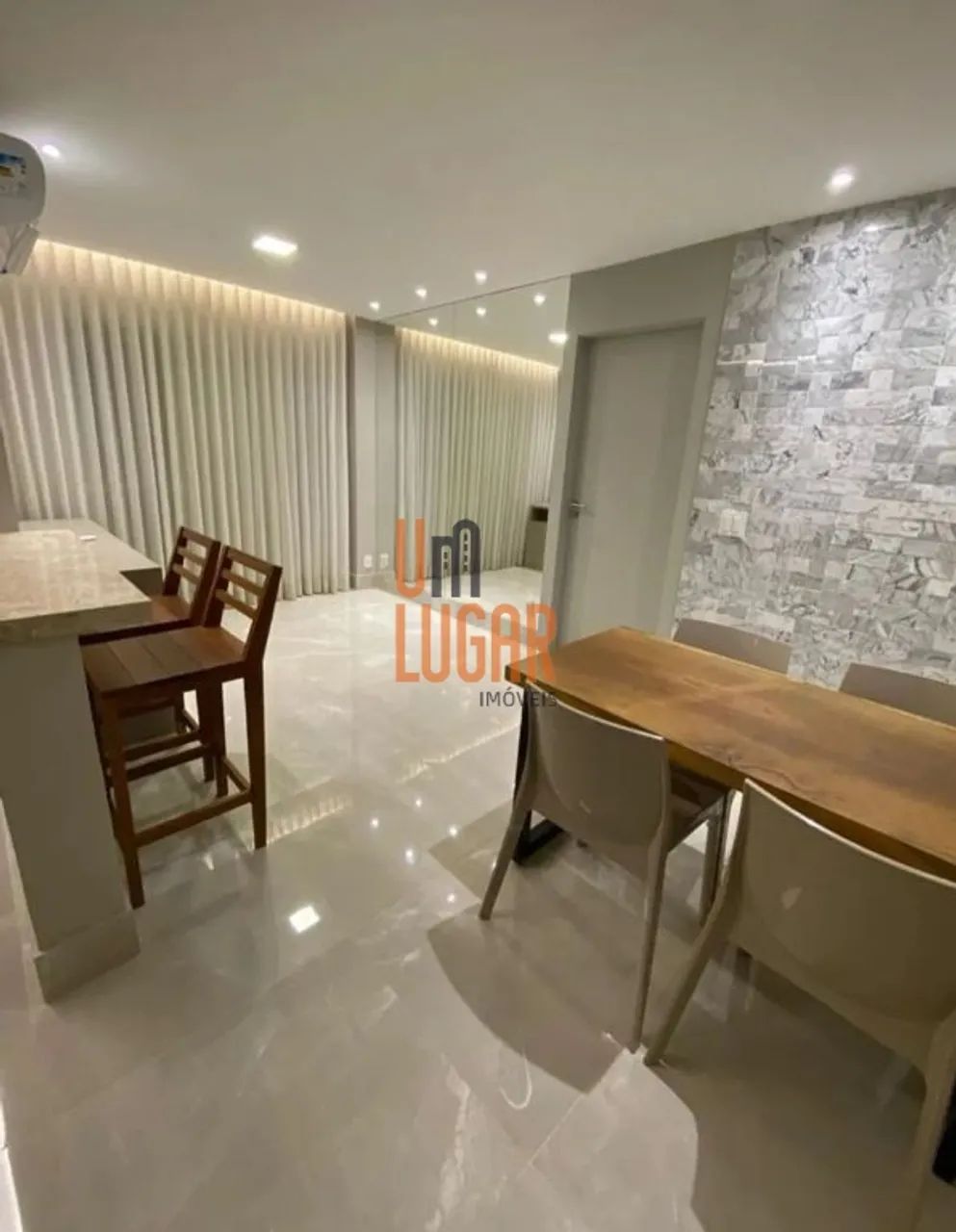 Um Lugar Imóveis aluga apartamento mobiliado com 1 quarto sendo 1 suíte no Edifício Mandar