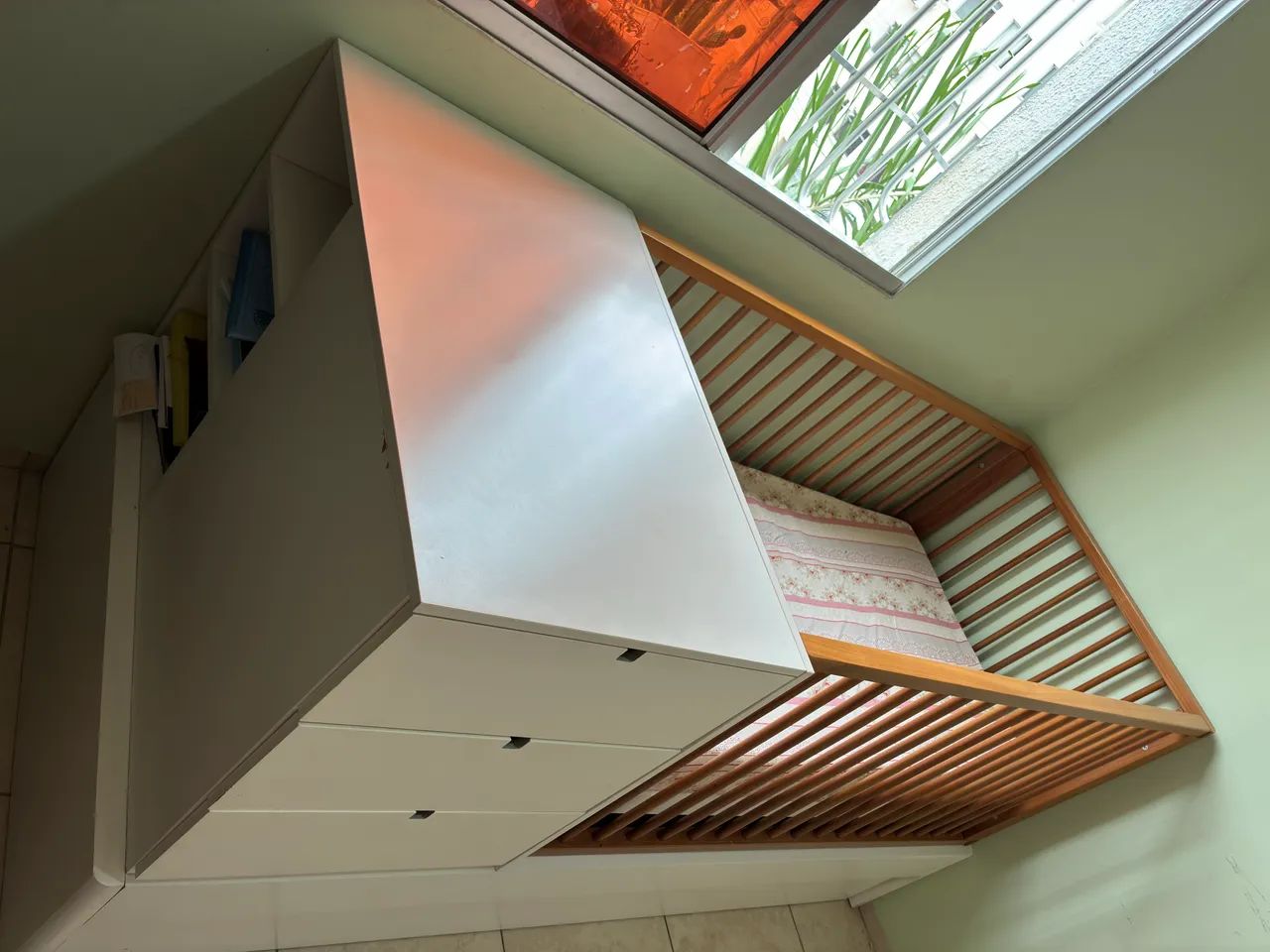 Berço encanto sleeper vira cama com cama auxiliar e cômoda. Todo em madeira e mdf - Foto 2