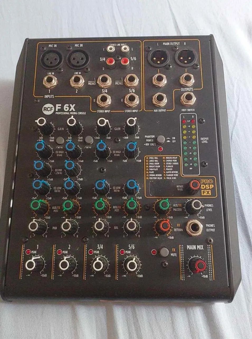 Mesa de som RCF com efeitos