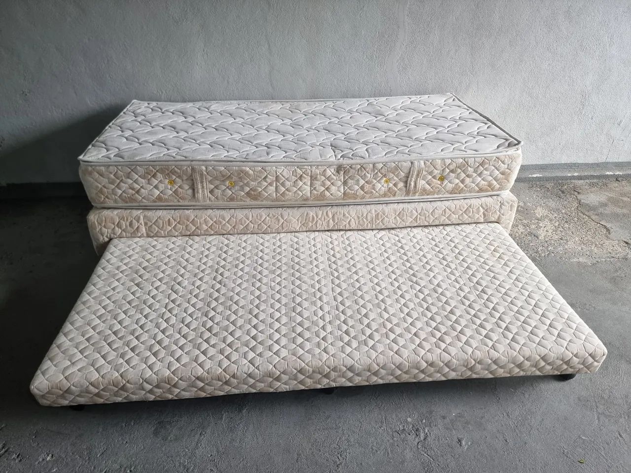 Cama de solteiro com auxiliar na partevde baixo 