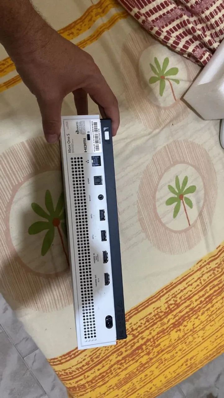 ? VENDO XBOX ONE S 1TB COMPLETO - Foto 4