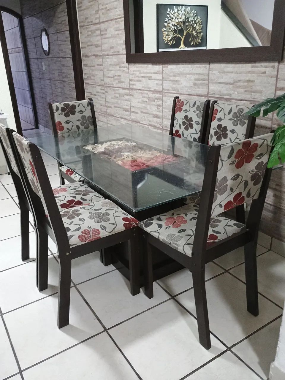 Mesa com 6 cadeiras
