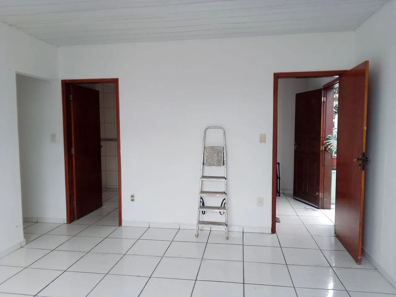 Alugo apartamento.