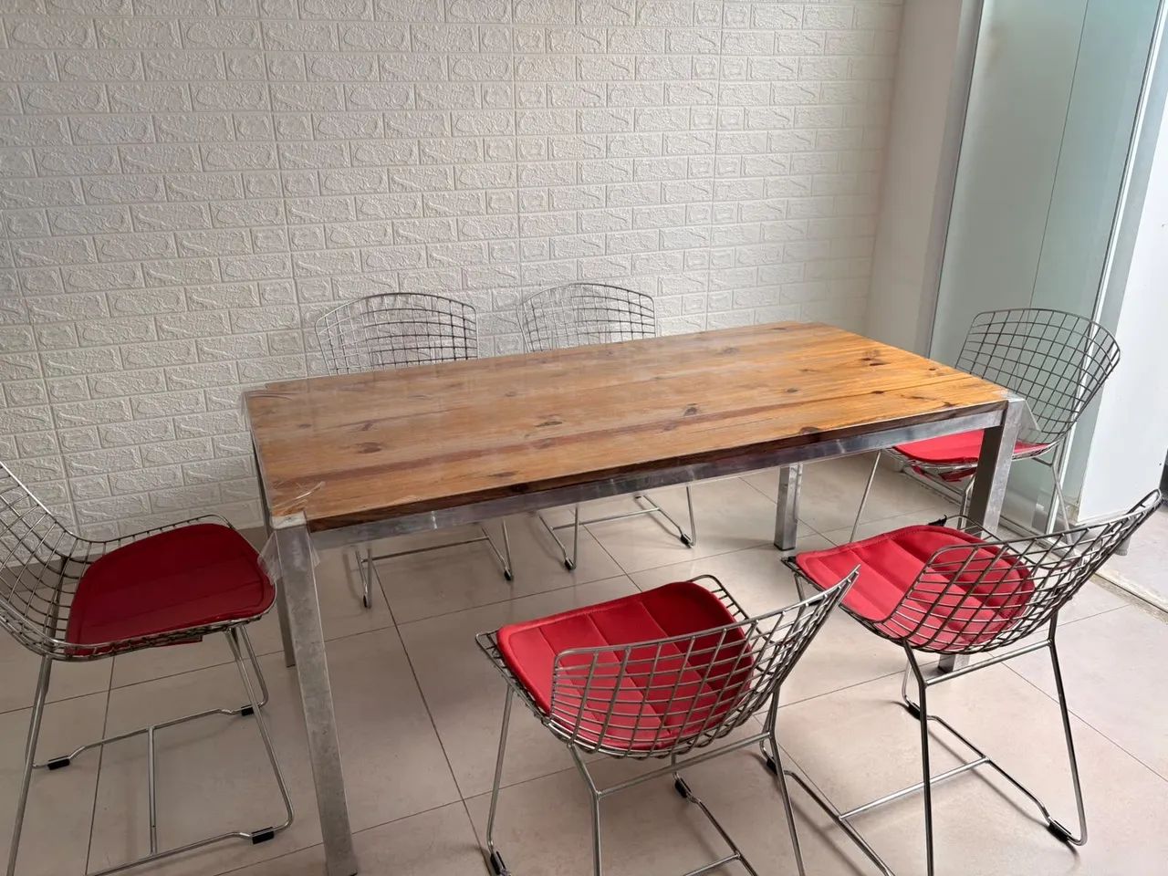 Mesa de inox com tampão de madeira e seis cadeira - Foto 2