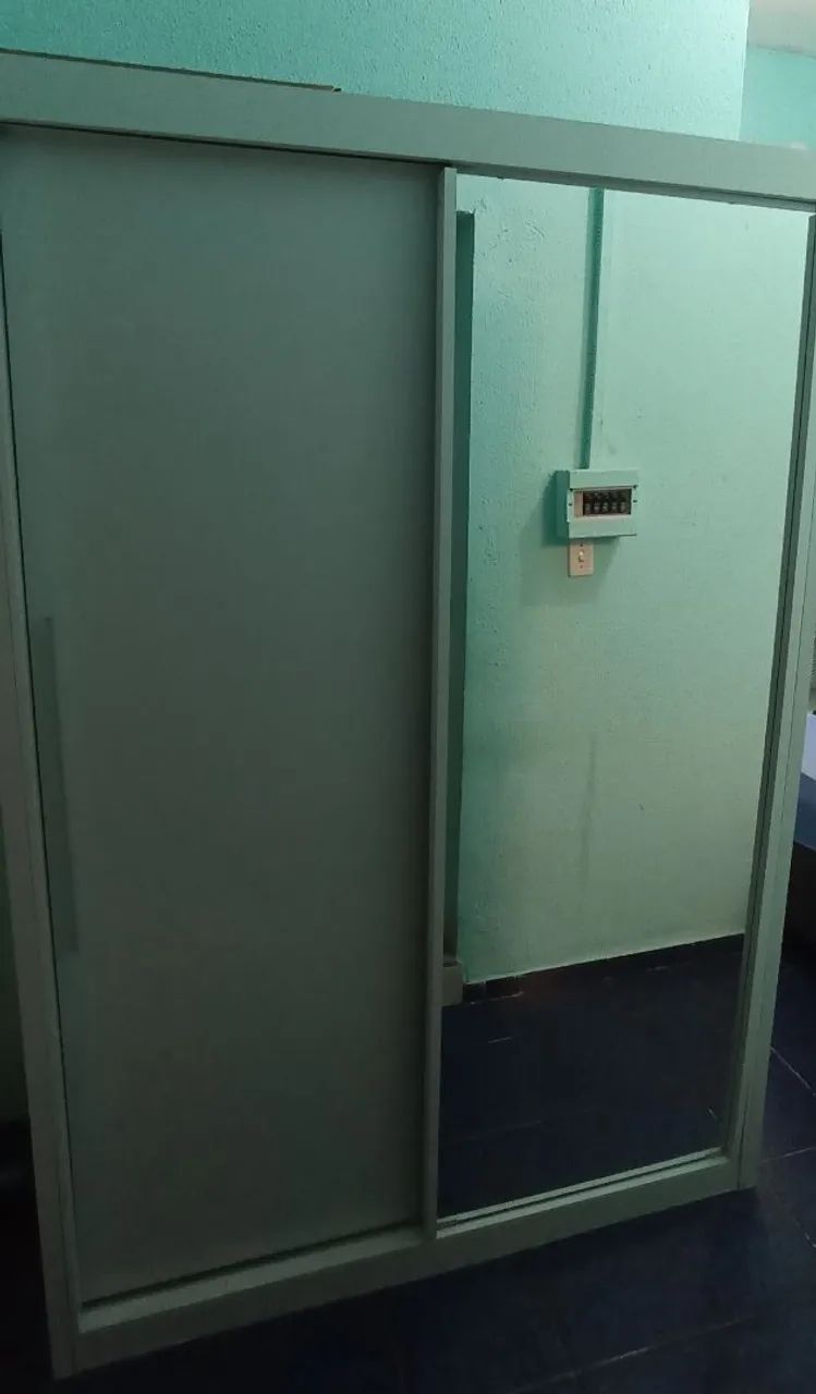 Guarda-roupa de solteiro, 2 portas, com espelho e espelho individual 