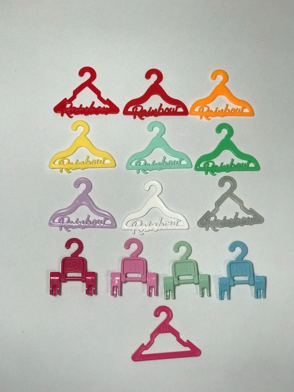Boneca Rainbow High - lote de cabides série 1 - Foto 3