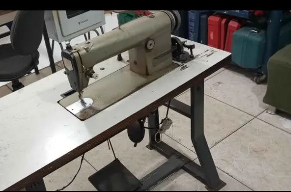 Máquina de costura reta industrial