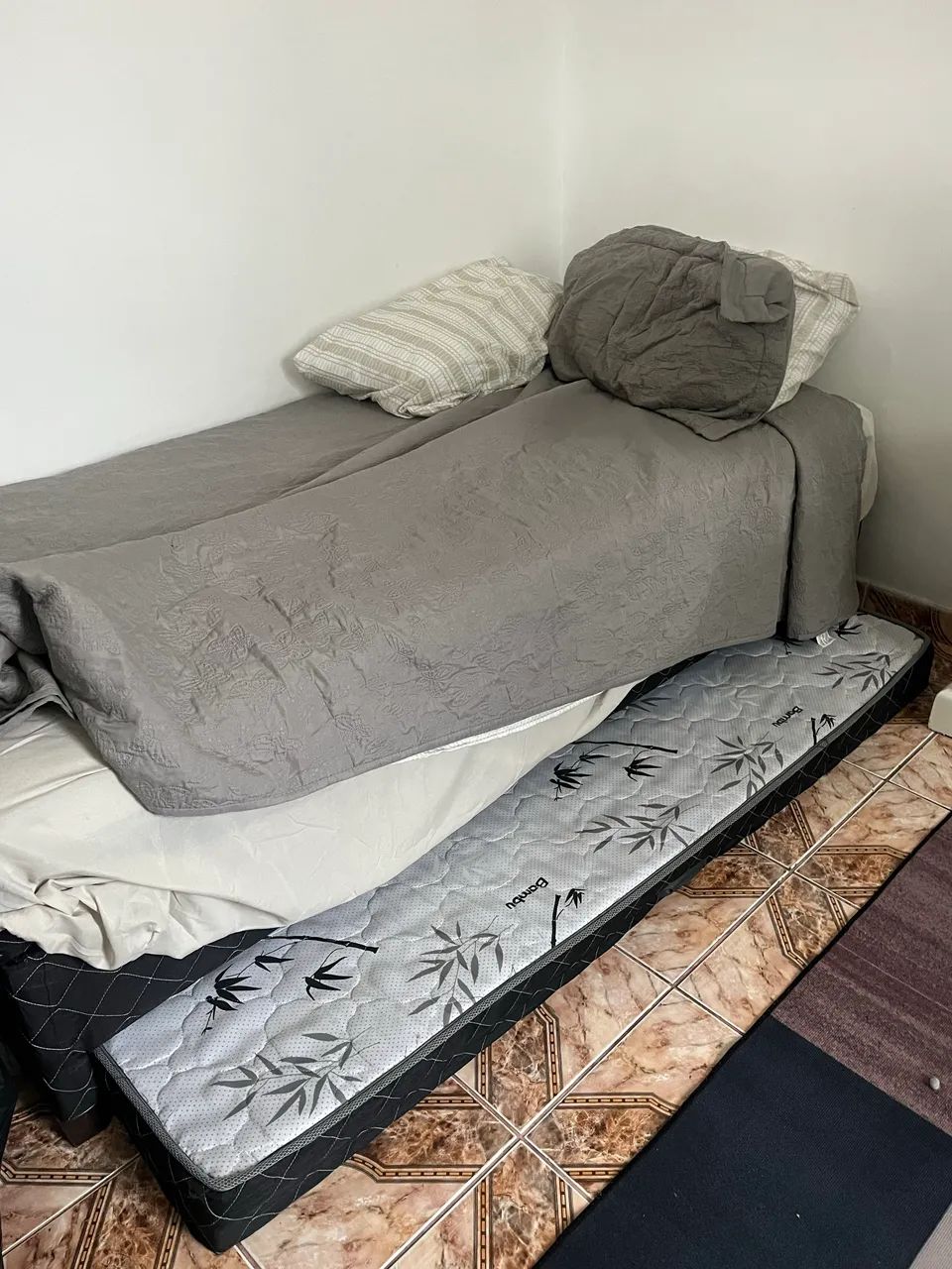 Cama solteiro com bau e colchão em baixo - Foto 3