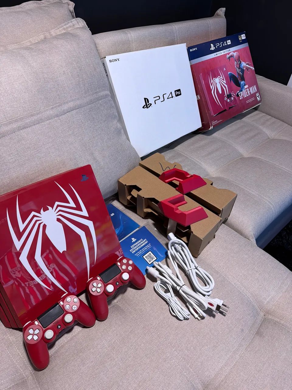 Ps4 pro spaidermam com 2 controles  - Foto 2
