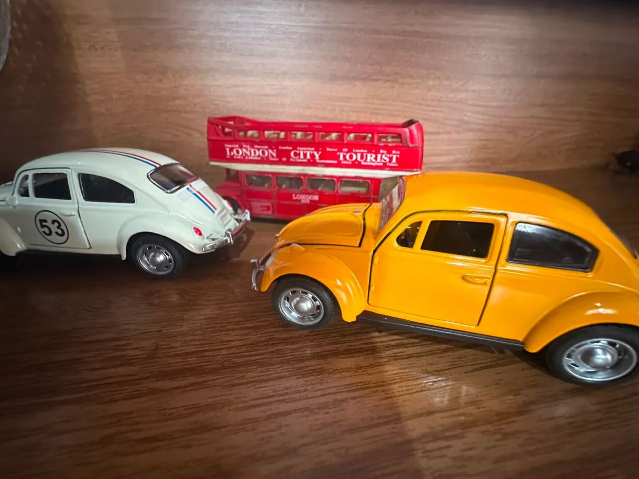 CARRINHOS COLECIONÁVEIS 2 FUSCA E UM ÔNIBUS INGLÊS  - Foto 4