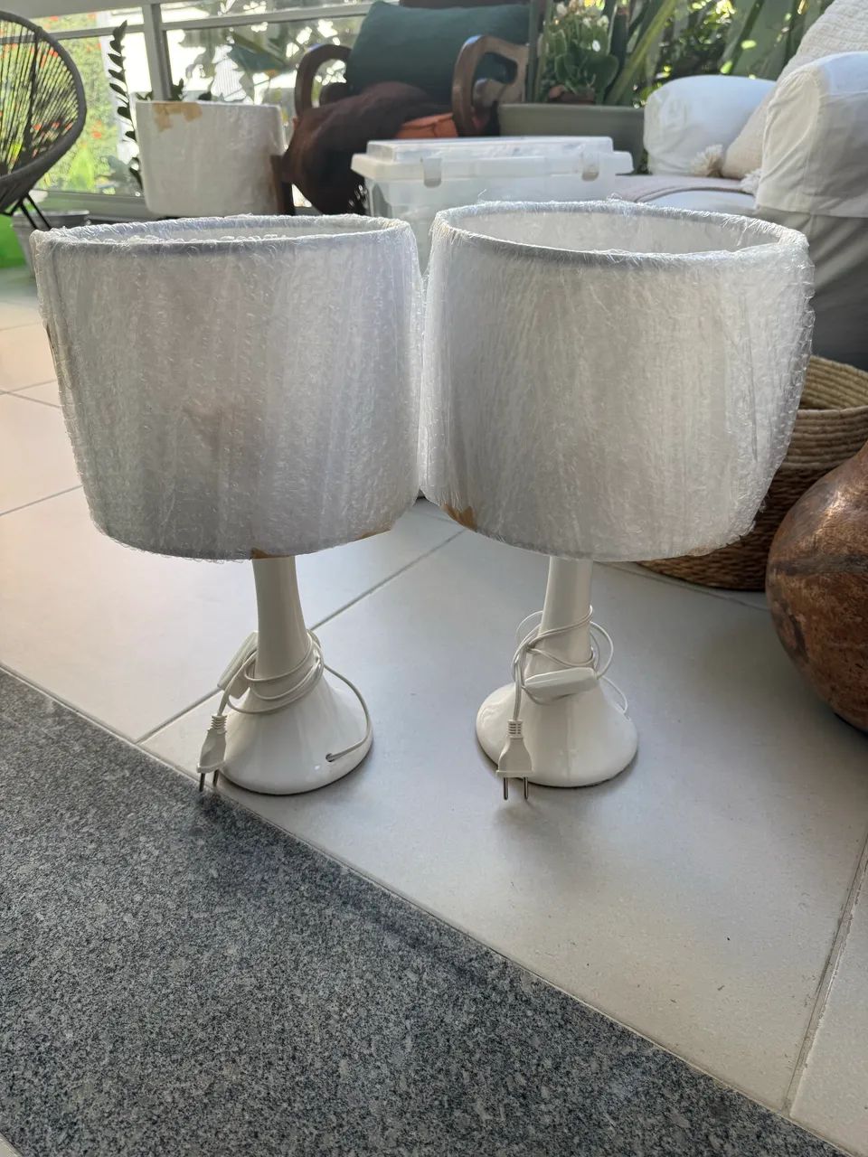Abajur branco de luz e tecido  