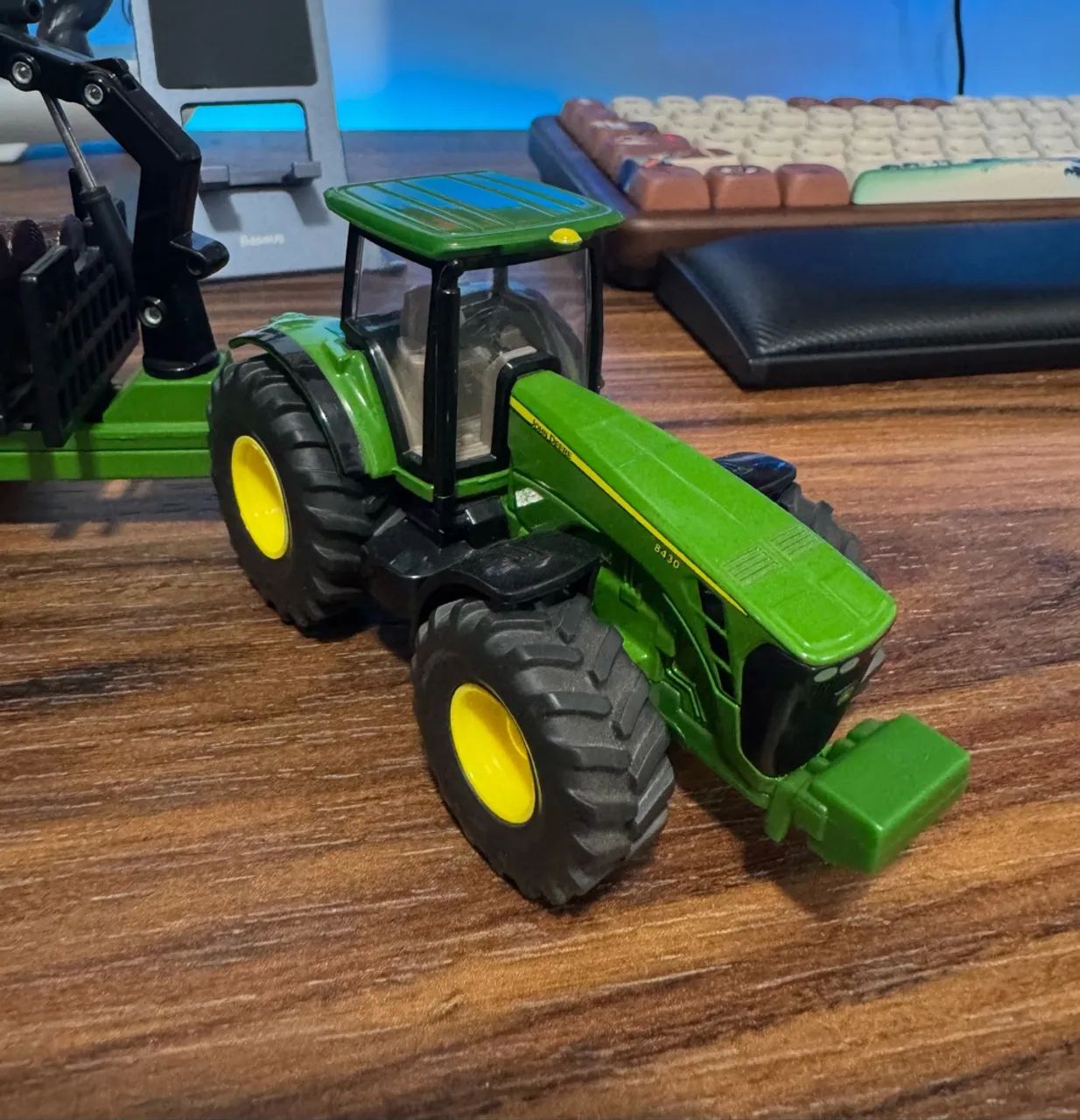 Miniatura John Deere Auto Carregavel 8430 1/64 - Foto 2